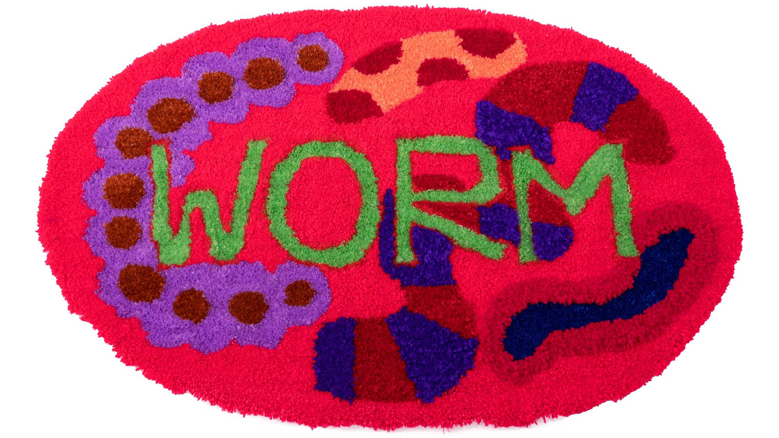 빨간색 카펫 위에 초록색 글씨로 worm이 그려져있다.